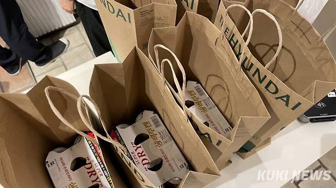 현대백화점 식품관에서 아사히 슈퍼드라이 생맥주캔을 1인당 1묶음씩 구매제한을 둬서 판매하고 있다. 사진=안세진 기자