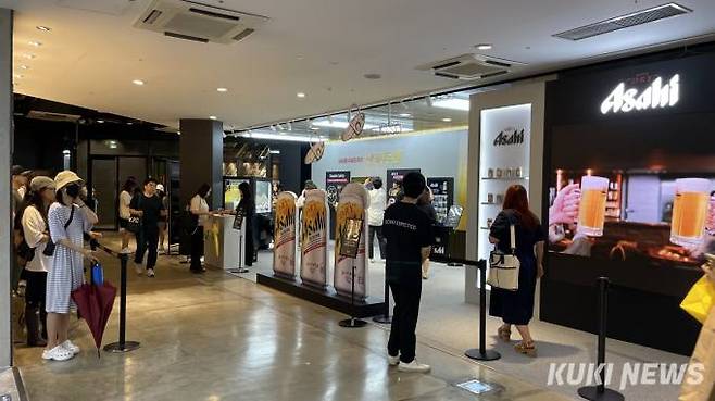 팝업스토어 오픈과 함께 방문객들이 길게 줄을 서 순차적으로 입장하고 있다. 사진=안세진 기자