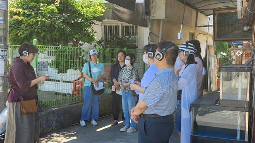 뺏벌투어 참가자들이 설명을 듣고 있다. 김동일기자