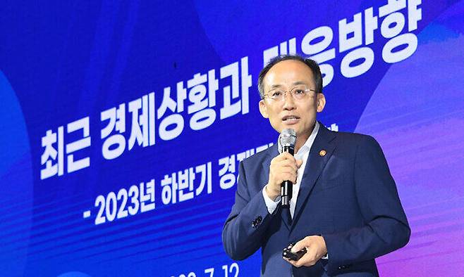 추경호 부총리 겸 기획재정부 장관이 12일 제주 해비치호텔 앤드 리조트에서 대한상공회의소가 주최한 ''제46회 대한상의 제주포럼''에 참석, ''최근 경제상황과 대응 방향''을 주제로 정책 강연을 하고 있다. 기획재정부 제공