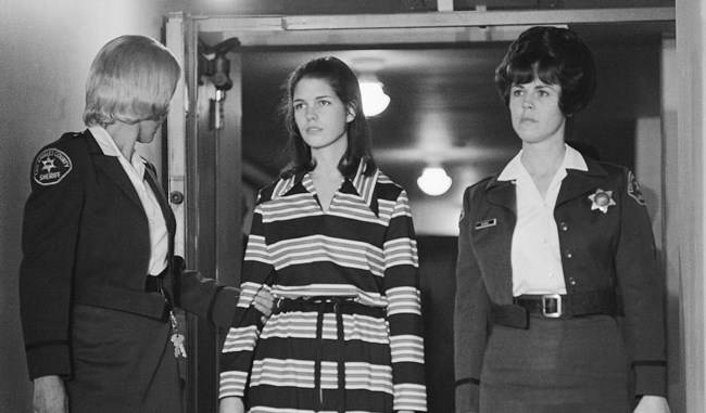 지난 1969년 법정에 출석하는 레슬리 반 휴튼(가운데)의 모습. AP 연합뉴스 자료사진