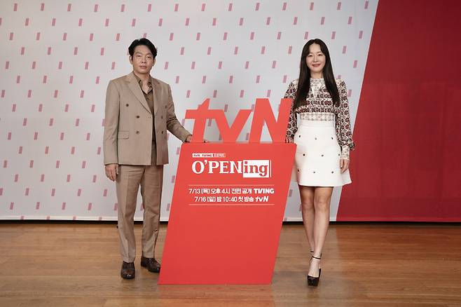 박지환(왼쪽), 엄지원. tvN 제공