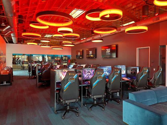 라이엇 게임즈 사내 PC방. 다양한 사양의 PC를 배치해 여러 환경에서 게임을 즐기는 이용자들에게 보다 쾌적한 게임을 제공하기 위해 노력하고 있다고. 물론 사내 대회 개최 등에도 활용되고 있다.