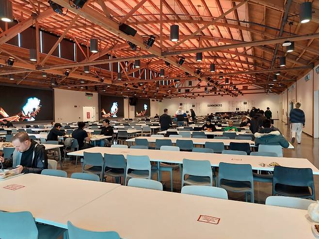 라이엇 게임즈 구내식당. '롤드컵' 결승전 단체 관람 등 사내 행사에도 활용된다.