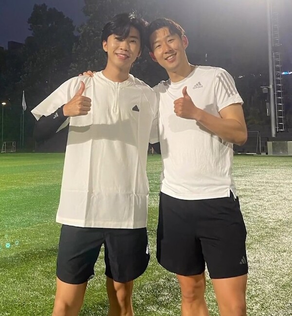 Singer Lim Young-woong met soccer player Son Heung-min.Photos and videos of Lim Young-woong and Son Heung-min were posted on the SNS account of the soccer YouTube channel Goalle on the 13th, along with the words Son Heung-min assist, Lim Young-woong goal is precious.The photo shows Lim Young-woong and Son Heung-min with their thumbs on their shoulders.The video showed Lim Young-woong, who took Son Heung-mins pass and made a shot, celebrating taking a photo.Son Heung-min said, Where do you want to go to the position? Just say the word. Its all done. He joined Kyonggi and showed off his colorful personality.Goale said Kyonggi video with Lim Young-woong and Son Heung-min will be released at 11 am on the 15th and 16th.