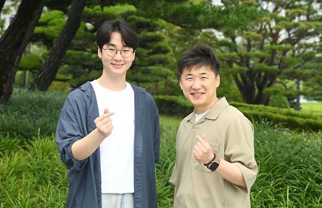 부경대 물리학과 이동익 씨(왼쪽)와 이승훈 교수.