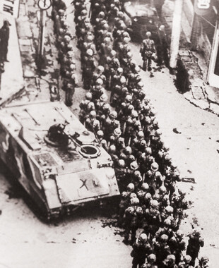 80년 5월 장갑차를 앞세우고 광주로 진입한 공수부대의 행렬518기념재단