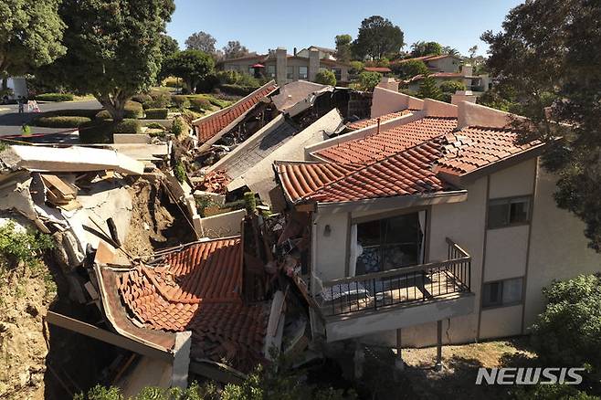 미국 캘리포니아주 롤링힐스테이트 도시의 주택들이 땅 꺼짐을 동반한 산사태로 붕괴되 주민들이 대피했다고 지난 10일(현지 시간) 로스앤젤레스타임스등 외신은 보도했다. 사진은 드론으로 촬영한 붕괴한 롤링힐스에스테이트의 주택 모습. /사진=뉴시