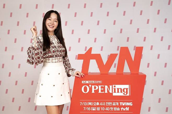 tvN·티빙 단막시리즈 ‘오프닝’의 ‘여름감기’를 주연한 배우 엄지원이 “촬영하는 내내 설레고 풋풋한 기분이 들어 신인으로 돌아간 것 같았다”며 웃었다. 사진제공|tvN