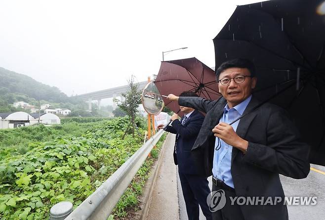 서울-양평 고속도로 예타 노선 종점 설명하는 관계자들 (양평=연합뉴스) 홍기원 기자 = 13일 경기도 양평군 양서면 서울-양평 고속도로 예타 노선 종점 인근에서 이용욱 국토교통부 도로국장과 이상화 동해종합기술공사 부사장이 노선 종점을 설명하고 있다. 2023.7.13 xanadu@yna.co.kr