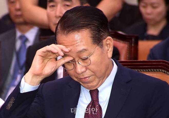 권영세 통일부 장관이 13일 오후 국회에서 열린 외교통일위원회 전체회의에서 얼굴을 만지고 있다. ⓒ데일리안 박항구 기자