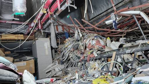 의정부시 의정부동 미즘상가가 붕괴돼 각종 자재가 쏟아져 내린 모습. 김동일기자