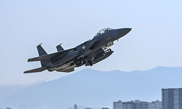 공군 F-15K 전투기가 활주로를 이륙하고 있다. 공군 제공