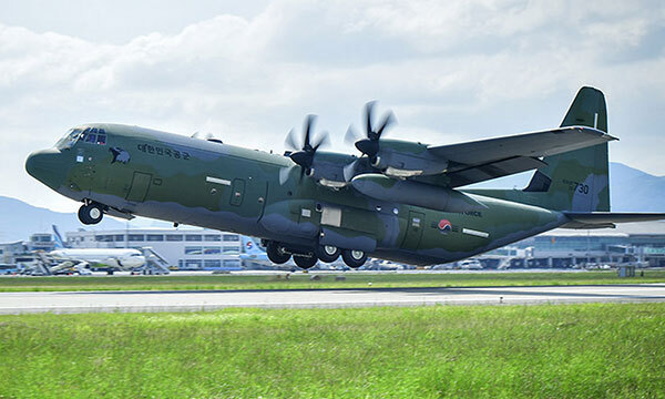 공군 C-130J 수송기가 활주로에서 이륙하고 있다. 공군 제공
