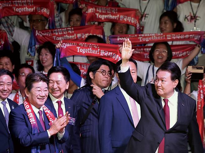 윤석열 대통령이 6월28일 서울 중구 장충체육관에서 열린 한국자유총연맹 창립 제69주년 기념식에 입장하며 손을 들어 인사하고 있다. ⓒ연합뉴스