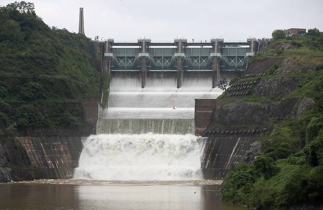 낙동강 유역 최대 규모인 경북 안동댐이 14일 오후 수문을 열고 초당 300톤 이내의 방류를 시작하고 있다. 안동댐 방류는 2020년 8월 이후 3년 만이다./뉴스1