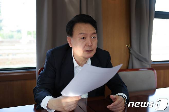 윤석열 대통령이 15일(현지시각) 우크라이나 키이우에서 젤렌스키 우크라이나 대통령과의 정상회담을 마친 뒤 폴란드 바르샤바로 복귀하는 열차에서 동행한 참모들과 함께 집중호우 관련 긴급 상황 점검 회의를 하고 있다. (대통령실 제공) 2023.7.16/뉴스1 ⓒ News1 오대일 기자