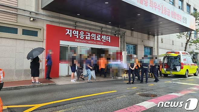 16일 충북 청주시 흥덕구 청주하나병원 응급실로 전날 발생한 오송읍 궁평2지하차도 침수 사고 실종자가 이송되고 있다.2023.7.16/ⓒ 뉴스1 ⓒ News1 박재원 기자