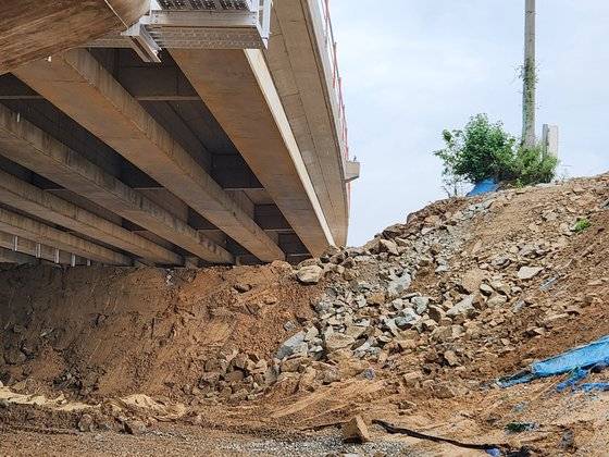 16일 오후 충북 청주시 흥덕구 오송읍 미호천교 아래 임시 둑과 기존 제방 모습. 1m가량 높이 차이가 난다. 박진호 기자