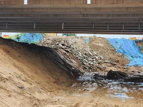 16일 오후 충북 청주시 흥덕구 오송읍 미호천교 아래 임시 둑과 기존 제방 모습. 1m가량 높이 차이가 난다. 박진호 기자
