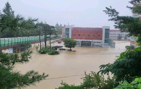 전국적으로 내린 폭우로 비 피해가 이어지고 있는 가운데 15일 충북 청주시 한 고등학교 운동장이 침수돼 있다. 독자 제공. 연합뉴스