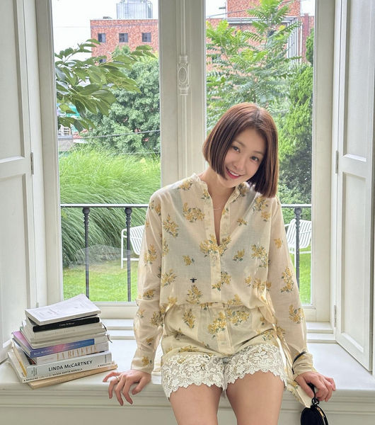 Actor Lee Si-young has released a photo that coexists with pure and clean.On the 16th, Lee Si-young released several photos along with words expressing gratitude, saying, I took good pictures.Lee Si-young, sitting in a window with a wide open window so that the outside view can be seen in a European-style room with a wide window frame, is smiling with a bright hair styling.Lee Si-young, wearing pale yellow One Piece to match the greenish summer landscape, is showing pure and clean and cute, but this was not the only one.One Piece cloth made of thin material gave a feeling of See through. Lee Si-young is smiling like a girl and boasts a subtle charm.Netizens did not hesitate to admire such things as something different is like One Piece, Its been a long time since Ive seen fashion like hip fashion, It looks good and It is a perfect summer itself.Meanwhile, Lee Si-young married a restaurant worker in 2017 and has a son. He is planning to release Netflix original entertainment and drama, respectively.The Lee Si-young Channel