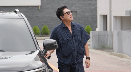 In My Little Old Boy, Lee Sang-mins sixth house, which moved in a year and a half, will be unveiled for the first time.On the 16th, SBS  ⁇  My Little Old Boy  ⁇  (My Little Old Boy  ⁇ ) Lee Sang-min reveals leaving Paju with a huge 10 ton mover.Kim Jun-ho, Kim Jong-min, and Kim Hee-chul came to the housewarming from the first day of moving in and announced that it would be a rough day.Kim Jun-ho surprised Lee Sang-min by bringing a lot of things to defeat the new house.Lee Sang-mins spirit was confused by spraying makgeolli and red beans on the living room floor, saying that he would hang a dried pollack on the porch and defeat the evil spirits.There was a debate about the south direction in the words of Kim Jun-ho, who had to go to the south.When Kim Hee-chul insisted that the side with Mt. Namsan was not the south, the Hee-chul mother who watched it in the studio burst into laughter.Meanwhile, Sons has begun to make the ridiculous claim that Lee Sang-mins house in the heart of Seoul is eligible for  ⁇ My Little Old Boy Not ⁇ .Semi-ho, Jong-min, and Hee-chul picked up a room, moved their luggage at will, and began to spread the field bed.In addition, Kim Jun-ho set his own underwear and exfoliator on one side of the room, and Lee Sang-min, who watched it, exploded without enduring anger.Three people who finished decorating Not went to various love psychology lists by eating mackerel.However, the unexpected semi-hos psychological state results are horrifying.  ⁇   ⁇ ,  ⁇  Somehow, the reaction came out, but I wonder what the secret of the lover semi-ho who confused everyone is.On the other hand,  ⁇  My Little Old Boy  ⁇  is broadcasted at 9:05 pm on the 16th.Photography = SBS