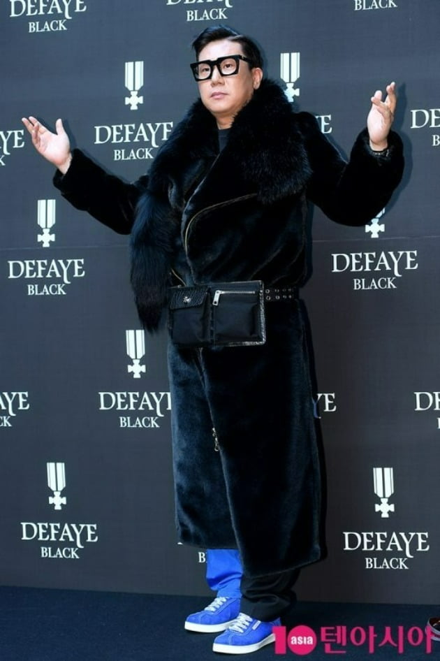Singer and broadcaster Lee Sang-min has confirmed that he recently signed a contract for a Yongsan District apartment, which he moved to, with no deposit.As a result of coverage on January 17, Lee Sang-min signed an apartment sale in Yongsan District, Seoul in January.The property is located on the 20th floor with a 51-pyeong structure, and Lee Sang-min has moved in at a monthly rent of 5.6 million won without a deposit. The recent sale price of the same property is 1,825 million won.The monthly rent of 5.6 million won is about 3.63% per annum compared to the recent sale price. The monthly rent itself is evaluated as an appropriate price.If you do not have a deposit, it is very likely that you have paid for a year or two at a time, said a nearby real estate official. There are a lot of foreigners living in Yongsan District, where many entertainers live.Lee Sang-mins Yongsan District house was unveiled on the 16th of last month through the SBS entertainment  ⁇   ⁇   ⁇   ⁇   ⁇   ⁇   ⁇ .Lee Sang-min, who moved from Paju House with a deposit of 50 million won and a monthly rent of 2 million won, was thrilled to say that he had come back.Lee Sang-mins Yongsan District house boasted a spacious living room and a clean kitchen. It was located on a high-rise and boasted a pleasant view.Lee Sang-min also said that the current house is not a self-catering but a rent, and he also expressed his desire to build a California-style house with a swimming pool.Lee Sang-min recently liquidated all of his 6.9 billion debts arising from business failures in 18 years. He said that most of the debts were due to corporate corporate financing, so corporate liquidation and personal bankruptcy.Even though I can get legal help such as corporate bankruptcy, I did not apply for bankruptcy and solved my debts for a long time and received a lot of applause.Currently, Lee Sang-min is active in various entertainment programs such as Heart Signal 4, Knowing Brother, Ugly Woof, Dolsing Forman, War of Roses, Man Running Chart.