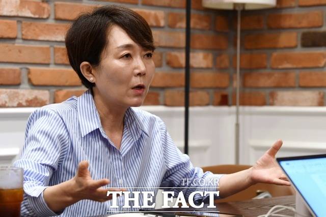 정호진 새진추 대변인이 13일 여의도 하우스 카페에서 <더팩트>와 인터뷰에서 정의당을 비판하며 "정의당은 '민주당 2중대 프레임'에 스스로 갇혀버렸다. 다른 당과의 관계로 정치적 역할을 규정해 버렸다. 자존감 낮은 정치다. 정의당은 정의당의 길을 가야 한다"고 비판했다. /여의도=남용희 기자