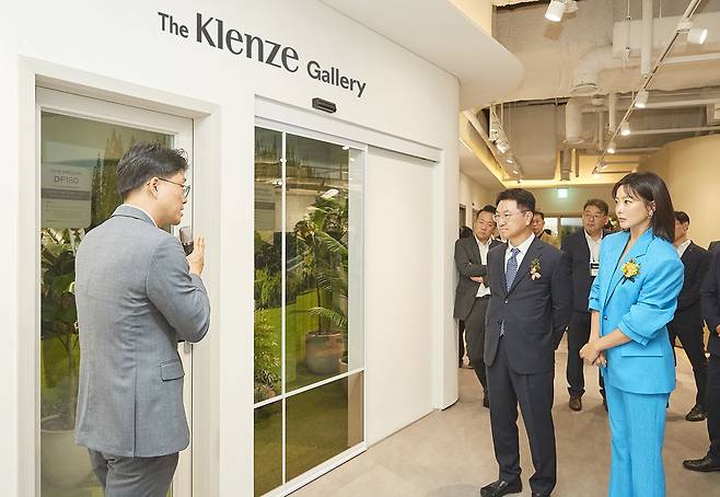 Klenze 모델 김희선(오른쪽)과 KCC 정재훈 대표(가운데). /KCC제공