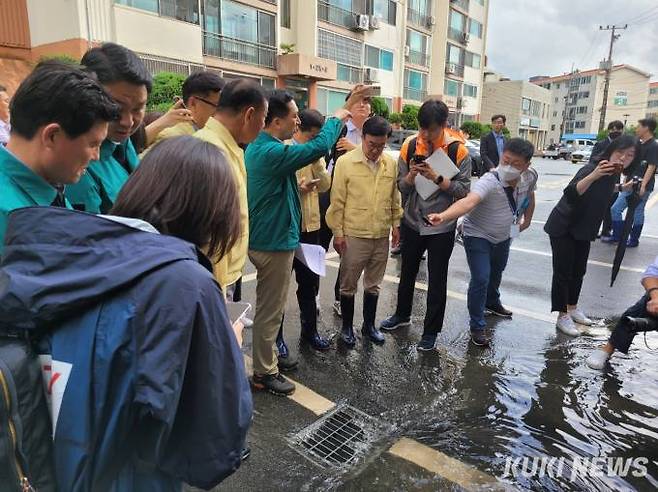17일 충남 공주 지역 주택가에서 물을 빼내고 있는 장면을 보고 있는 김기현 국민의힘 대표. 사진=안소현 기자