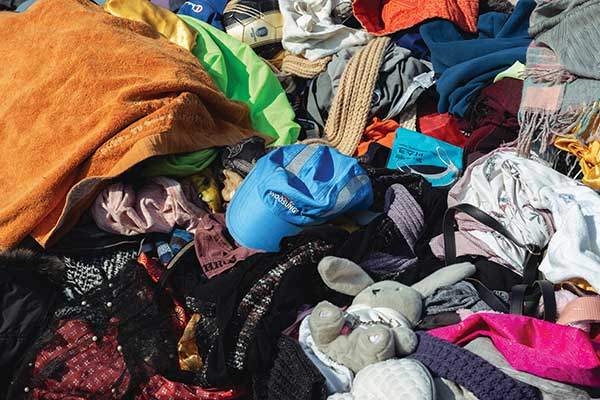 옷더미 속에서 사진 속 모자같이 괜찮은 물건들을 구할 수도 있다.