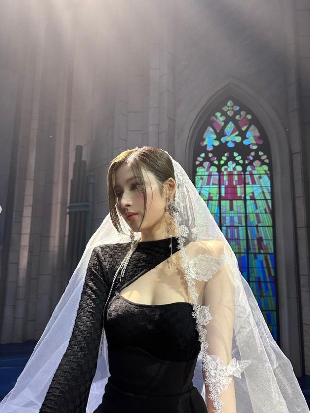 Sana posted several photos on her SNS on the 17th, along with a short article called  ⁇  Do not touch ⁇ .  ⁇  Do not touch ⁇  is the title song of Misamo, Sanas recent unit.In the open photo, Sana is wearing a black costume and a white veil. It is not overexposed, but the body line that catches the eye catches the eye.Meanwhile, Sana is active through TWICEs first Unit Misamo (MISAMO).
