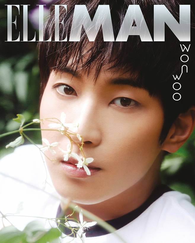 Wonwoo of the group Seventeen graced the cover of the Elle Man special.Fashion magazine  ⁇ Elle ⁇  released  ⁇ Elle MAN ⁇  special cover images, pictorials, and interviews with Seventeen Wonwoos colorful charms on the 18th.In this picture, Wonwoo is full of the charm of youthfulness with lyrical atmosphere.When asked about his current status in the interview, Wonwoo replied, Im busy with two things, but Im having fun and having fun.Wonwoo is one of the double title songs, and it is a song about the autobiographical story that we love our team from the starting line until now.Because of that, the stage was not difficult compared to the difficulty of choreography. It seems like I always played the stage with strength, Jasin said.Wonwoo thinks that it is a wonderful world to be exposed to various opinions about the standard of  ⁇   ⁇   ⁇  that Jasin thinks, but it is wonderful to have a person who pushes forward with confidence.He added that Jasin would like to be such a person.More pictures and interviews of Wonwoo can be found in the August issue of  ⁇ Elle ⁇  and on its website.