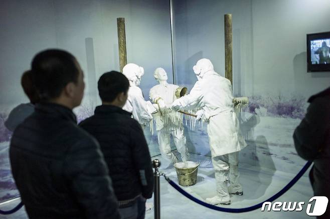 중국 북동부 헤이룽장성 하얼빈에 있는 731부대 박물관에서 방문객들이 재현된 일본군의 인체 실험 장면을 보고 있다. 2015.01.07/뉴스1 ⓒ AFP=뉴스1 ⓒ News1 김민수 기자