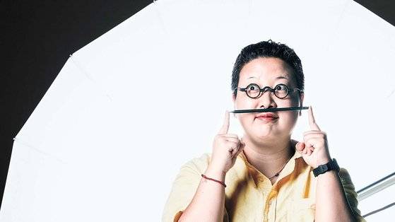 황웃는돌 작가는 "그럼에도 불구하고"라는 말을 자주 쓴다. 지난 14일 서울 상암동 중앙일보 스튜디오에서 인터뷰하며 연필과 함께 포즈를 취했다. 김경록 기자