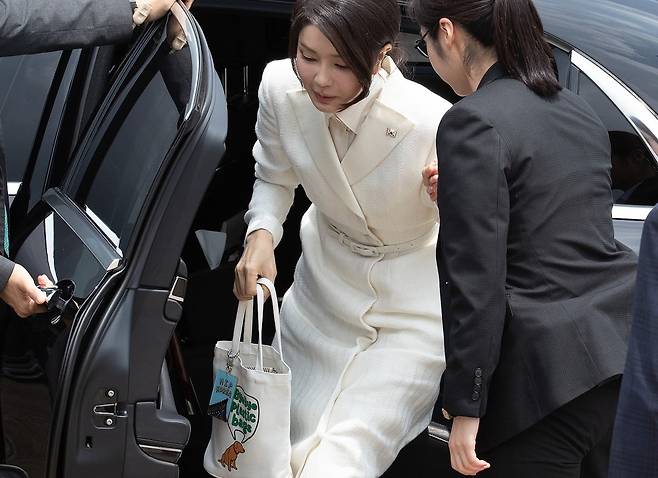 리투아니아·폴란드 순방에 나서는 윤석열 대통령의 부인 김건희 여사가 10일 오후 경기 성남시 서울공항에 도착해 차량에서 내리고 있다. / 사진=뉴스1