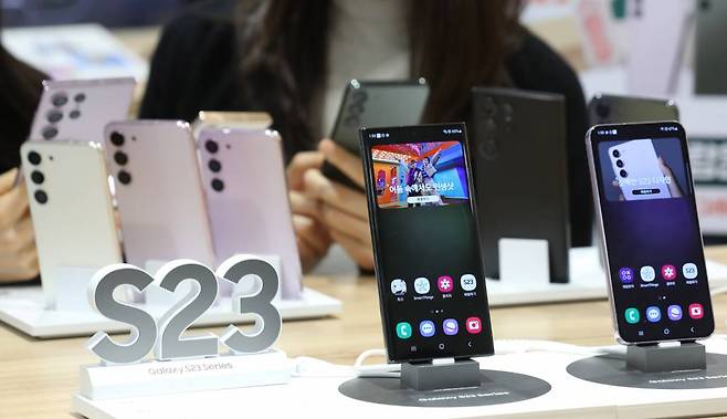 갤럭시 S23 시리즈 사전예약이 시작된 7일 서울 종로구 KT 광화문역점에 갤럭시 S23 시리즈가 진열돼 있다. 2023.02.07./사진제공=뉴시스