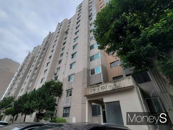 지난 7월8일 찾은 서울 노원구 하계동 '현대우성아파트'. 1988년 준공된 해당 단지는 벽면 페인트칠이 벗겨져 있고 일부는 금이 보이기도 해 연식을 가늠케했다. /사진=신유진 기자