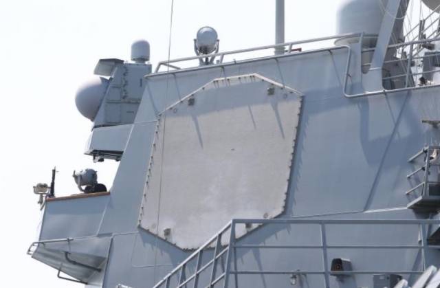 이지스 구축함 율곡이이함의 SPY-1D레이더 모습. 사진=방사청 블로그 캡처