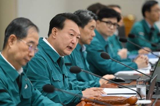 윤석열 대통령이 18일 오전 용산 대통령실 청사에서 열린 제29회 국무회의를 주재하고 있다. 사진 대통령실