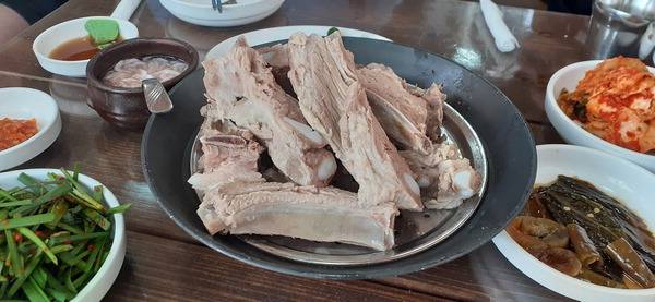 부산의 대표적인 돼지고기 음식인 ‘갈비 수육’. 담백하고 고소한 맛이 일품이다.