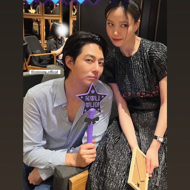 Actor Jo In-sung reveals two-shot with Go Min-siOn the afternoon of the 19th, Jo In-sung released several photos.The photo shows Go Min-si posing with Jo In-sung and Movie  ⁇  Smuggling  ⁇ . The two are proud of their small faces and colorful faces.Fans attention was focused on their perfect looks.On the other hand, Movie Smuggling is a work that depicts the story of getting caught up in the event of a big plate of a lifetime in front of people who have been living with the necessities thrown into the sea.