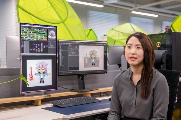 데브시스터즈 김상이 아티스트가 뷰피니티S9으로 인천국제공항 제1터미널에 위치한 미디어 타워 내 상영될 3D 영상 작업을 소개하고 있다. 사진=삼성전자