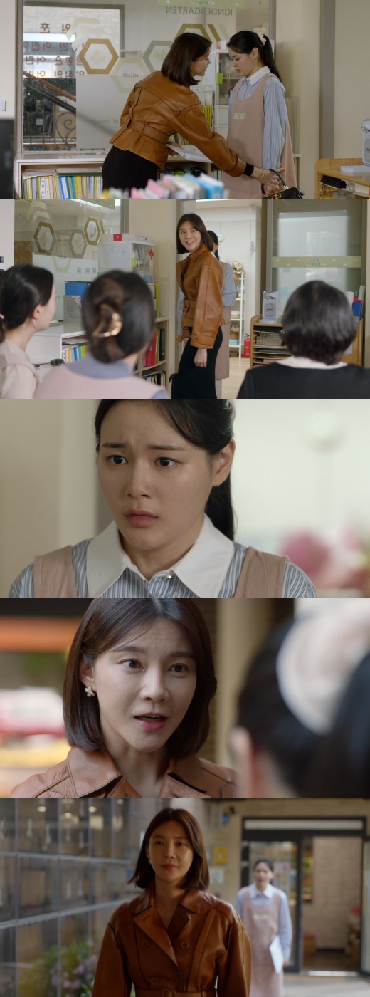 Cha Ye-ryun went directly to the workplace of Kim Hie-jae, an affair partner of Yeong-hoon Kim.In the 15th episode of the cable channel ENA tree drama  ⁇  HappinessBattle ⁇ , which was broadcast on the afternoon of the 19th, Kim Na-young (Cha Ye-ryun) found a new job for Joara (Kim Hie-jae), an affair partner of her husband lee tae-ho (Yeong-Hoon Kim).Kim Na-young, who visited Joaras new daycare center on the day, handed him a litigation book claiming Adulterers alimony in front of his staff and sent it to his house.Kim Na-young said to Joara, Move your job and move it. Every time I do, I will come to see you with a litigation book claiming Adulters alimony.Joara followed Kim Na-young out of the daycare center and told her that her pregnancy was not true, saying that she did not have to do this.But Kim Na-young already knew that. Then Joara knew it and said, Why is not your mother pregnant now? Then you can live well without divorce.Kim Na-young said, Where did you dare to say such a thing? I was angry that I would let you know what you had done all the time while you were alive.Then Joara and I met a good man and got married. I burned my vengeance, saying that I could break it down.But Joara didnt even look at Kim Na-youngs bluff. She said  ⁇ lee tae-ho was really bad for you. You know? I never really loved you. Youre still a divorcee.Do you think youll live well with two kids alone?