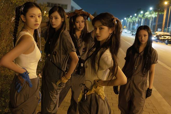 애플과 손잡은 뉴진스, 아이폰 촬영 'ETA' MV 공개