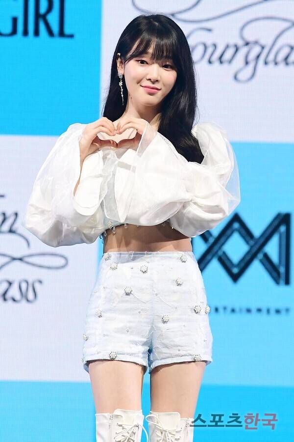 미니 9집 '골든 아워글래스(Golden Hourglass)' 쇼케이스에 참석한 오마이걸 승희. ⓒ이혜영 기자 lhy@hankooki.com