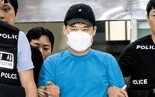 서울 관악구 신림동 '묻지 마 칼부림' 사건 범인 조모씨가 23일 오후 서울중앙지법에서 열리는 구속영장 실질심사를 받기 위해 관악경찰서를 나서고 있다. 서울중앙지법 소준섭 판사는 살인, 살인미수 등 혐의를 받는 조씨에 대해 "도주 우려가 있다"며 구속영장을 발부했다. /박상훈 기자