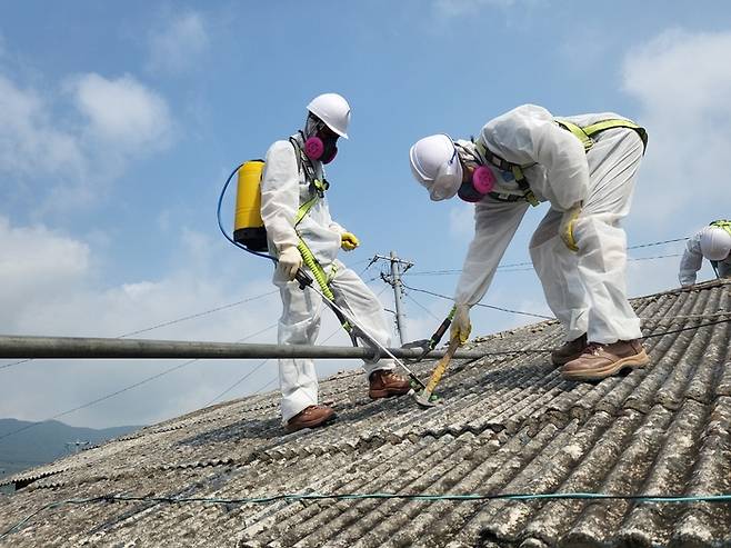 경남 김해에 있는 주택 슬레이트 석면구제 작업. 김해시 제공