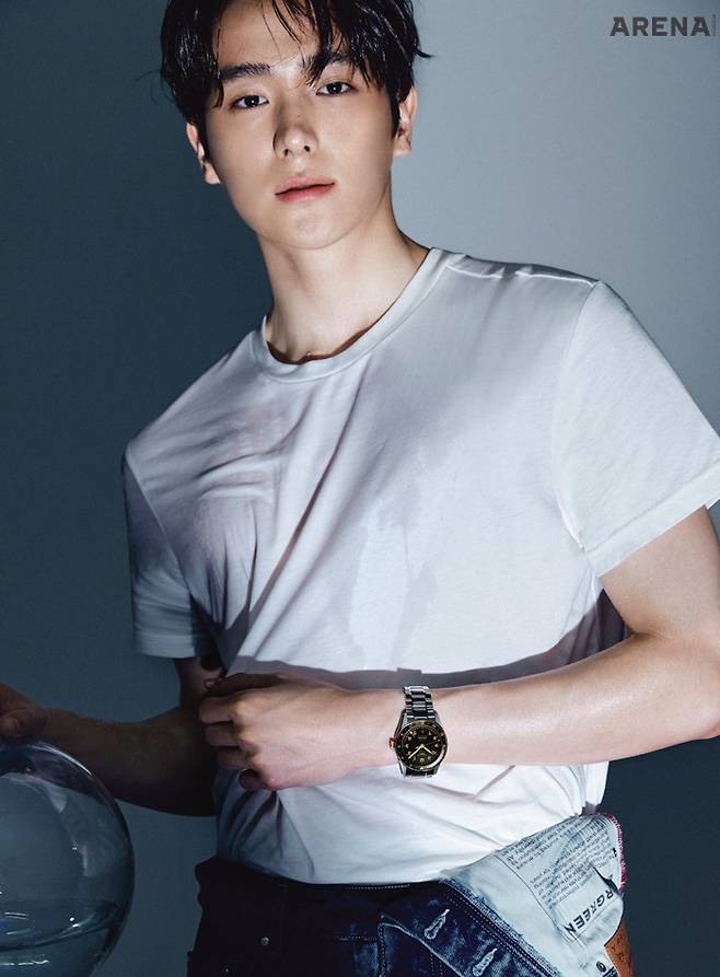 39mm 스테인리스 스틸 및 18K 옐로 골드 케이스, 스테인리스 스틸 브레이슬릿, 오토매틱, L844.4 칼리버, COSC 인증 크로노미터, 72시간 파워 리저브, 시, 분, 초 및 날짜 표시, 24시간 타임 존, 10bar 방수 기능의 론진 스피릿 줄루 타임 골드 5백90만원 론진 제품. 티셔츠·데님 팬츠 모두 스타일리스트 소장품.